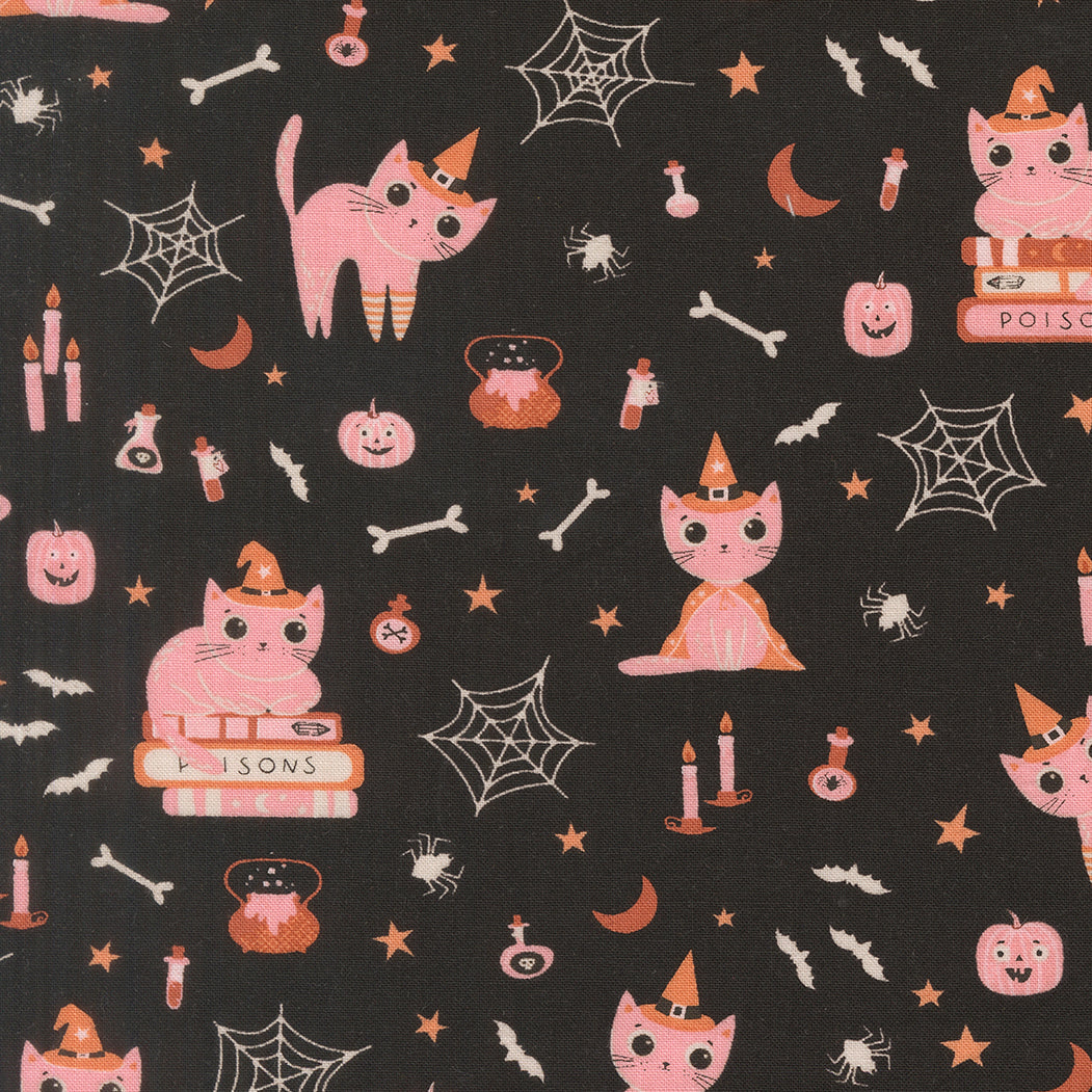 grafica stampa tessuto cotone americano nero Moda Fabrics Purrs And Boos con stampe pop di gattini neri di Halloween, zucche arancioni e fantasmini.