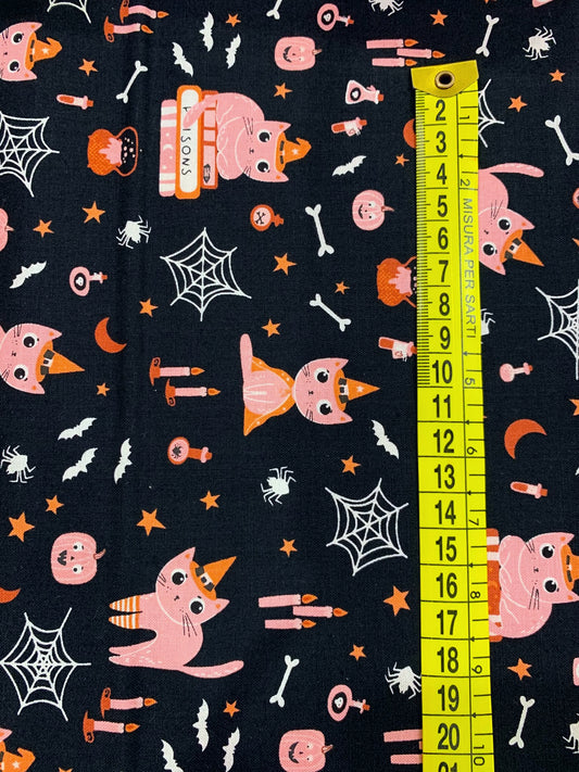 Dettaglio misura tessuto cotone americano nero Moda Fabrics Purrs And Boos con stampe pop di gattini neri di Halloween, zucche arancioni e fantasmini.