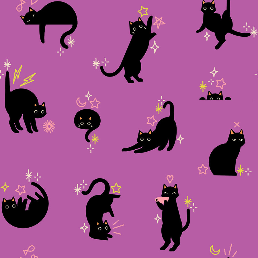 Dettaglio stampa tessuto cotone americano viola ciclamino Freaky Familiars Witchy Catwalk con stampe di gatti neri e simboli magici esoterici per cucito.