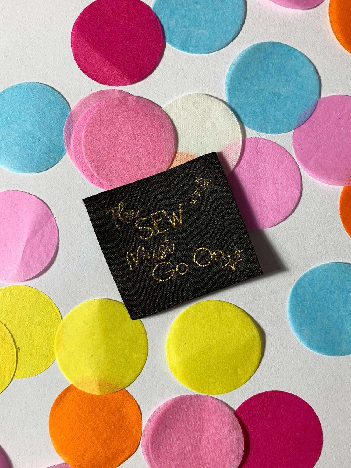 Etichetta ricamata The Sew Must Go On