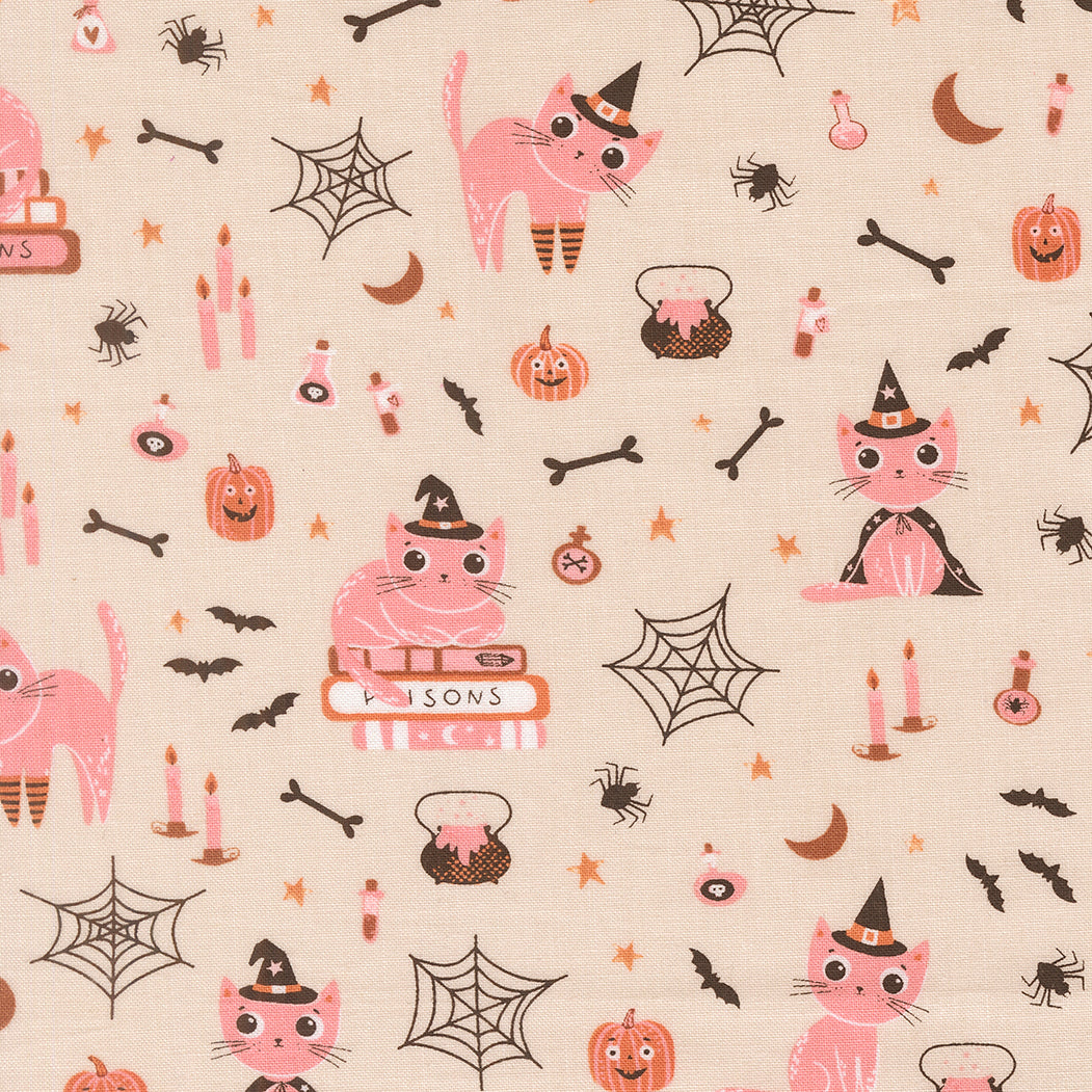 grafica Tessuto cotone americano ecru Moda Fabrics Purrs And Boos con stampe creepy-cute di gattini neri di Halloween, zucche pastello e fantasmini.