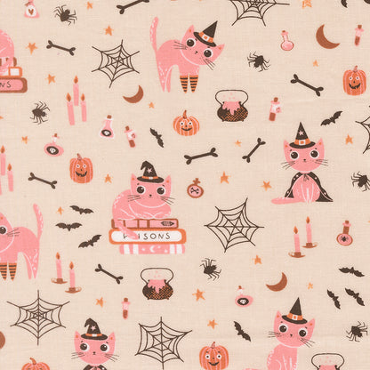 grafica Tessuto cotone americano ecru Moda Fabrics Purrs And Boos con stampe creepy-cute di gattini neri di Halloween, zucche pastello e fantasmini.