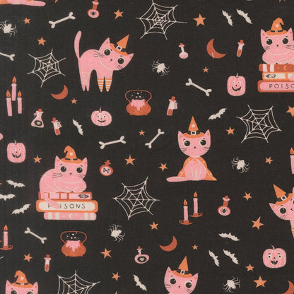 grafica stampa tessuto cotone americano nero Moda Fabrics Purrs And Boos con stampe pop di gattini neri di Halloween, zucche arancioni e fantasmini.