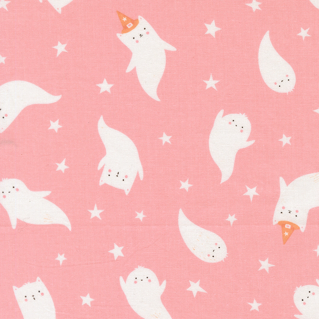 Dettaglio grafica tessuto cotone americano sfondo rosa Moda Fabrics Purrs And Boos con stampe di dolci fantasmini di Halloween.