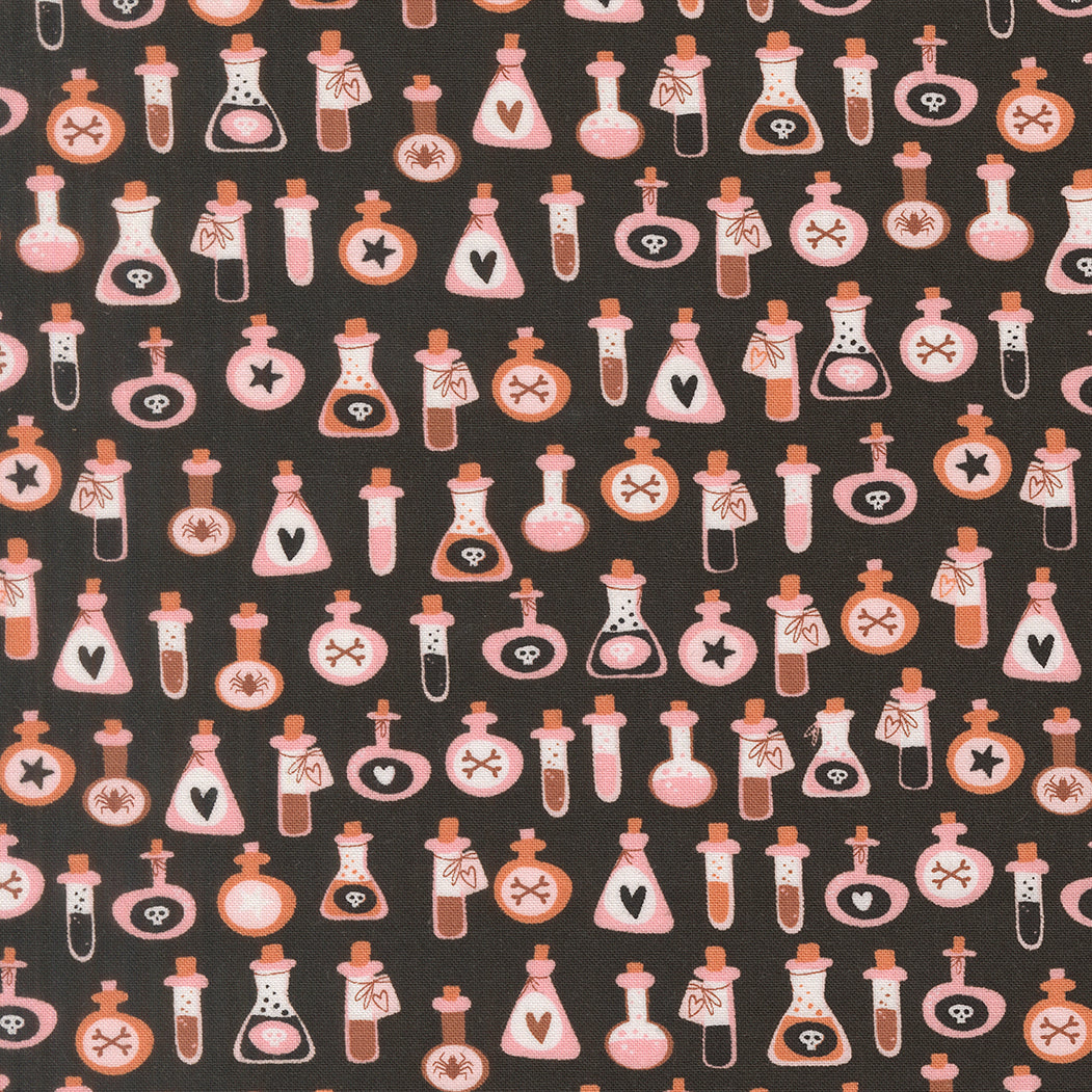 Dettaglio stampa cotone americano arancione pastello Moda Fabrics Purrs And Boos con micro stampe di boccette di pozione magica e ampolle.