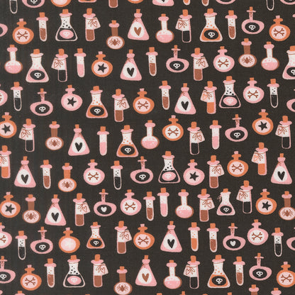 Dettaglio stampa cotone americano arancione pastello Moda Fabrics Purrs And Boos con micro stampe di boccette di pozione magica e ampolle.
