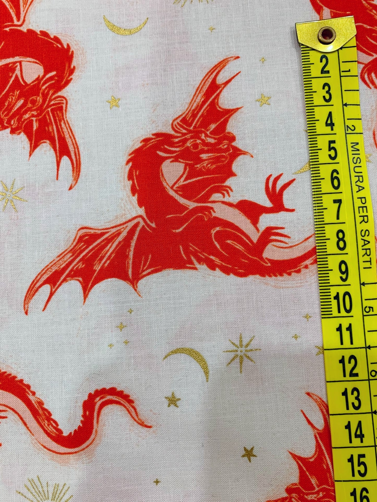 Cotone Americano Fireglow Dark Ruby Etched Dragons Metallic - Draghi Volanti Rossi