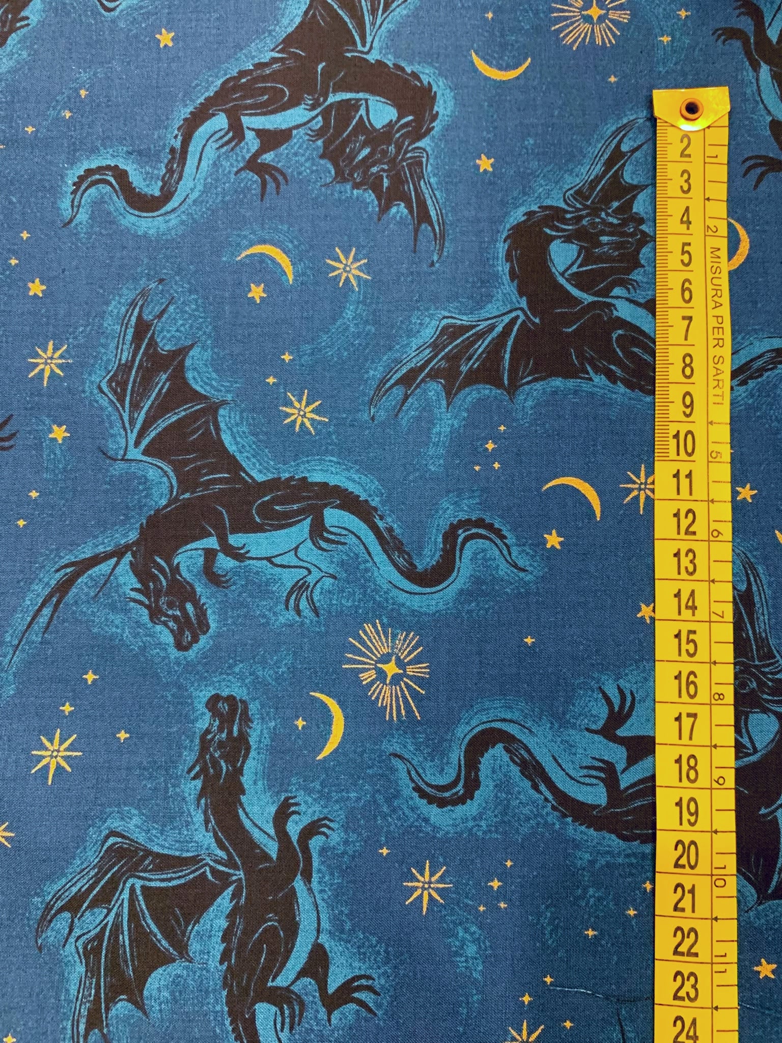 dettaglio-grandezza-fantasia-cotone-americano-fireglow-galaxy-etched-dragons-metallic-draghi-volanti-scuri