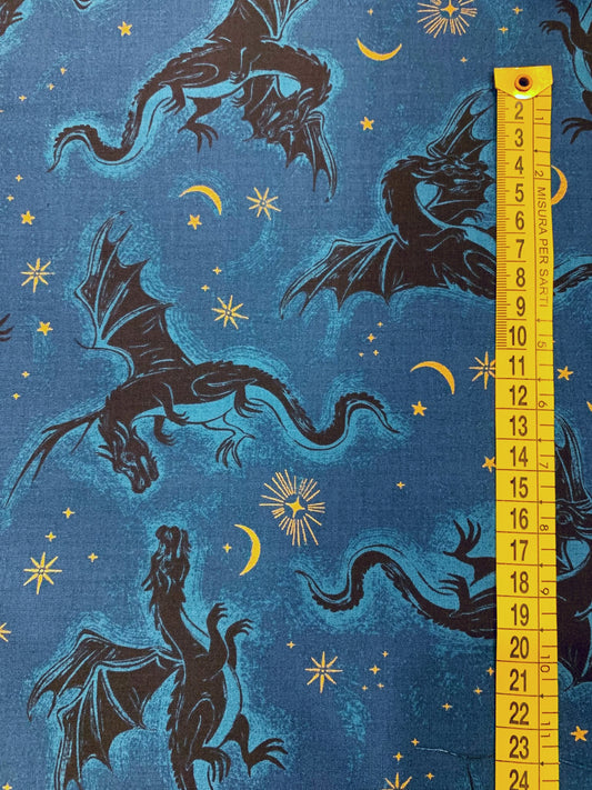 dettaglio-grandezza-fantasia-cotone-americano-fireglow-galaxy-etched-dragons-metallic-draghi-volanti-scuri