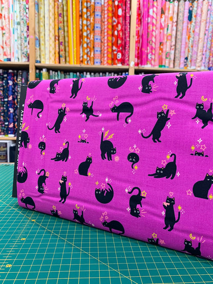  tessuto cotone americano viola ciclamino Freaky Familiars Witchy Catwalk con stampe di gatti neri e simboli magici esoterici per cucito.