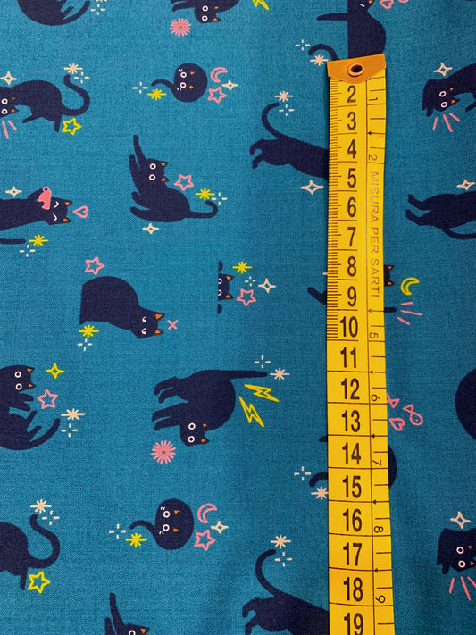 Cotone Americano Freaky Familiars Witchy Catwalk Storytime - Gatti Neri Ottanio