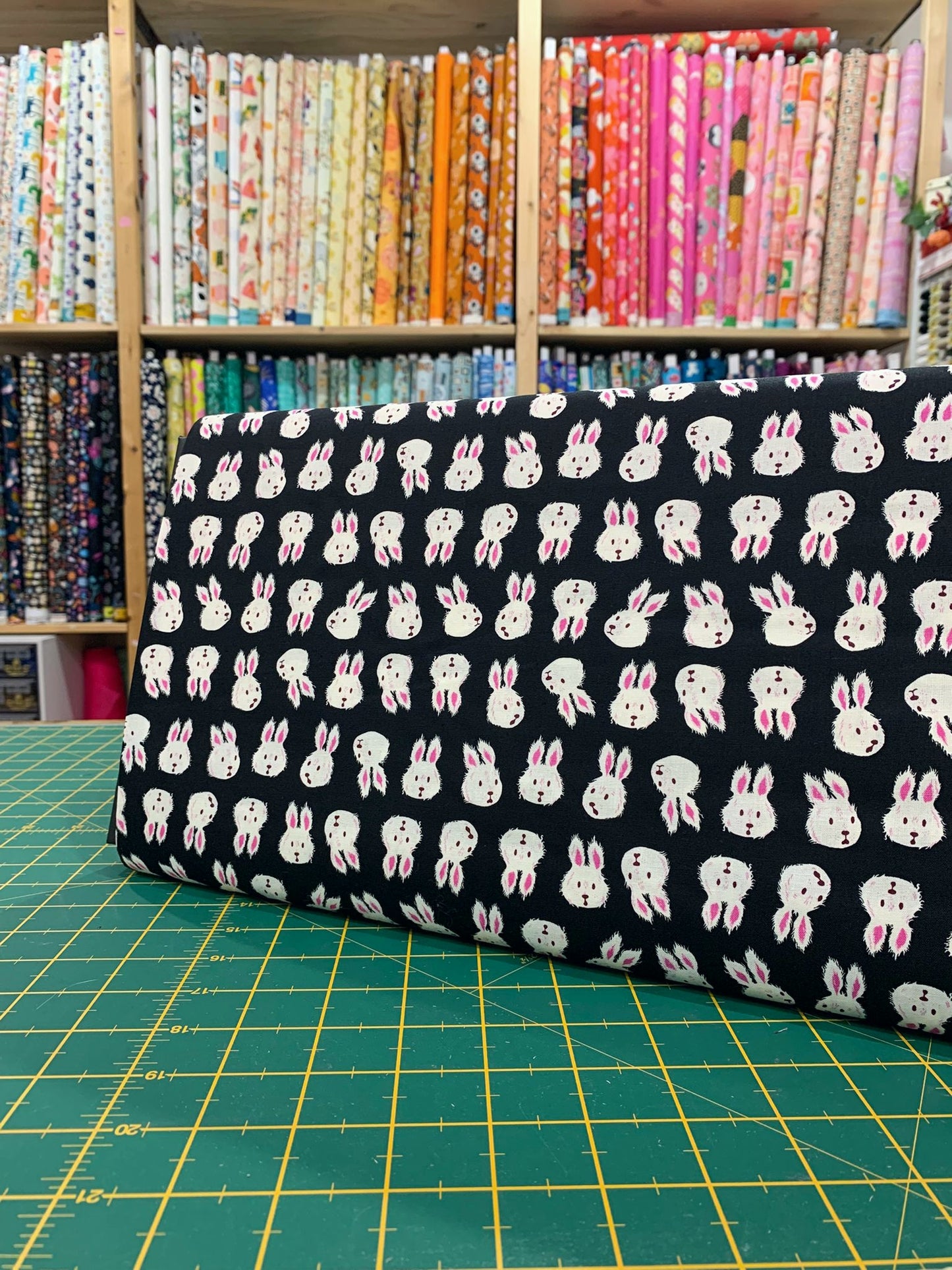 Cotone Americano Hello Alice Rushing Rabbit Black