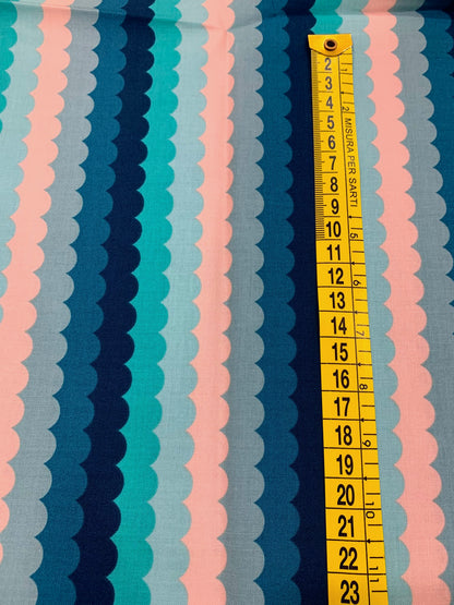 Dettaglio grandezza stampa tessuto cotone americano turchese e ottanio Poolside Too Scallops con stampe geometriche a onde retrò per cucito.
