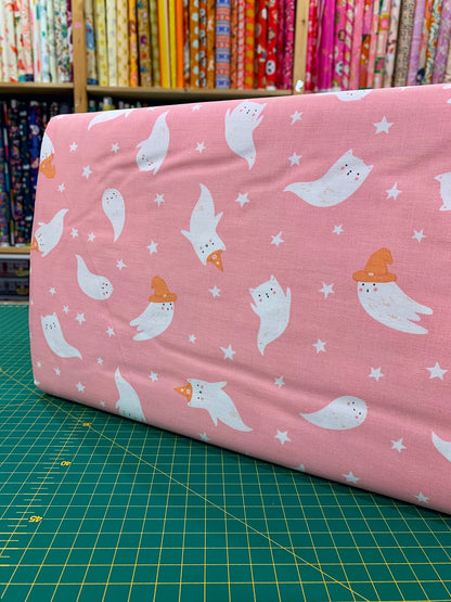 Dettaglio tessuto cotone americano sfondo rosa Moda Fabrics Purrs And Boos con stampe di dolci fantasmini di Halloween.
