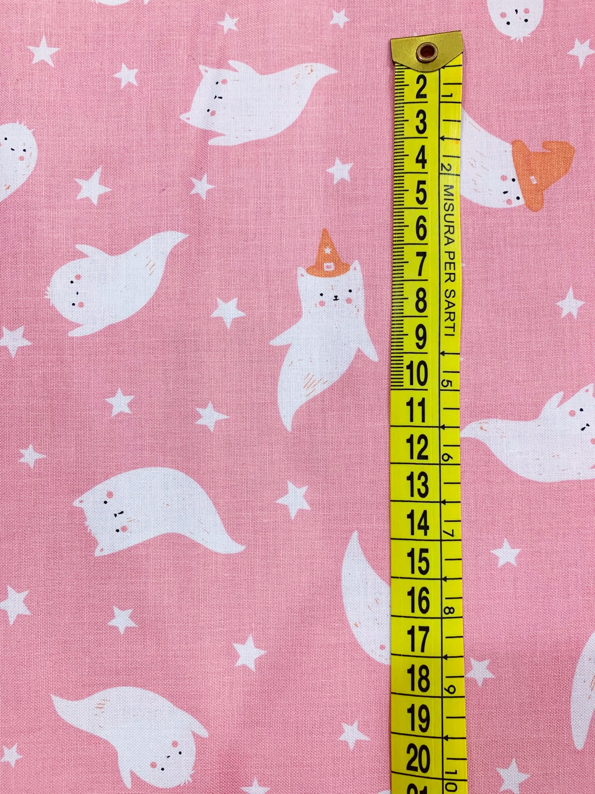 Dettaglio misura fantasia tessuto cotone americano sfondo rosa Moda Fabrics Purrs And Boos con stampe di dolci fantasmini di Halloween.