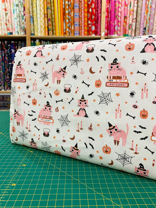 Tessuto cotone americano ecru Moda Fabrics Purrs And Boos con stampe creepy-cute di gattini neri di Halloween, zucche pastello e fantasmini.