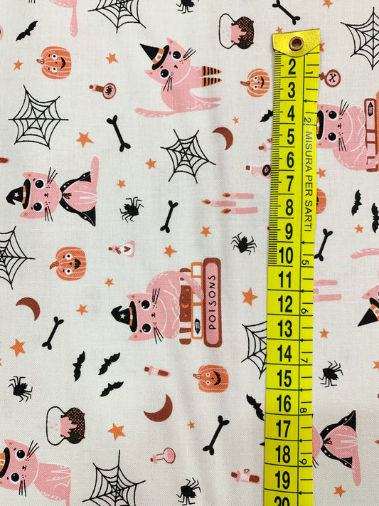 Dettaglio misura stampa Tessuto cotone americano ecru Moda Fabrics Purrs And Boos con stampe creepy-cute di gattini neri di Halloween, zucche pastello e fantasmini.