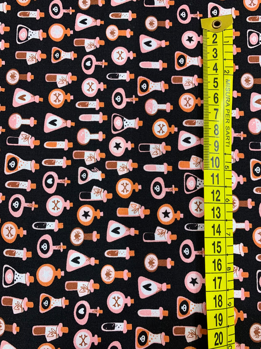 Dettaglio misura tessuto cotone americano arancione pastello Moda Fabrics Purrs And Boos con micro stampe di boccette di pozione magica e ampolle.