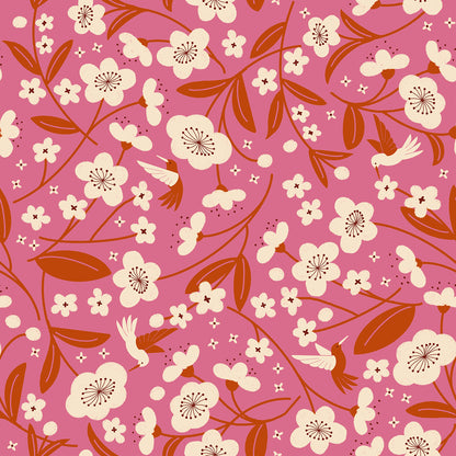 Dettaglio tessuto cotone americano rosa ibisco Persimmon Blossoms con fiori di ibisco e boccioli arancioni per cucito creativo.