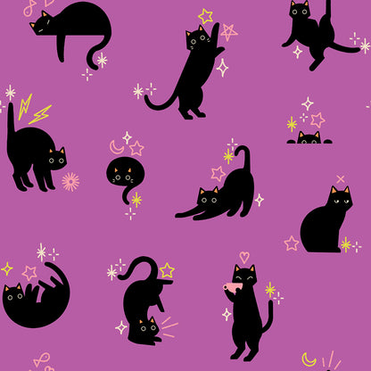 Dettaglio  stampa tessuto cotone americano viola ciclamino Freaky Familiars Witchy Catwalk con stampe di gatti neri e simboli magici esoterici per cucito.