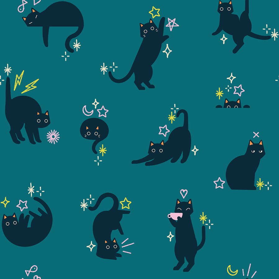 Dettaglio stampa tessuto cotone americano blu ottanio Freaky Familiars Witchy Catwalk Storytime con stampe di gatti neri, lune e stelle per cucito.