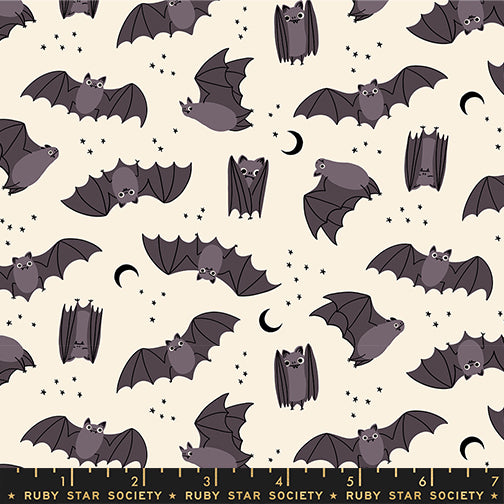 Tessuto cotone americano bianco panna Freaky Familiars Fat Bats Natural con stampe di pipistrelli, costellazioni e stelle pastello per cucito.