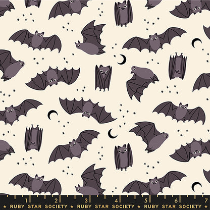 Tessuto cotone americano bianco panna Freaky Familiars Fat Bats Natural con stampe di pipistrelli, costellazioni e stelle pastello per cucito.