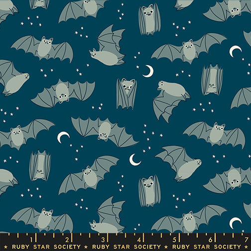 Dettaglio tessuto cotone americano blu ottanio Freaky Familiars Fat Bats Galaxy con stampe di pipistrelli, costellazioni e stelle per cucito.