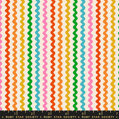 Dettaglio tessuto cotone americano panna Ruby Star Society 1-800-Notion Ric Rac con micro stampe geometriche di passamaneria a zig-zag colorata.
