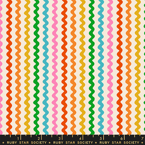 Dettaglio tessuto cotone americano panna Ruby Star Society 1-800-Notion Ric Rac con micro stampe geometriche di passamaneria a zig-zag colorata.