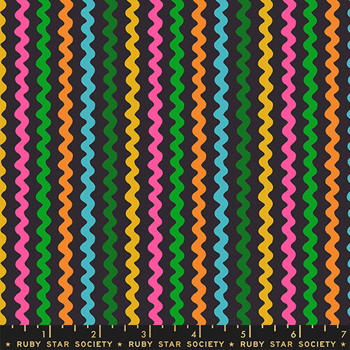 Dettaglio tessuto cotone americano nero Ruby Star Society 1-800-Notion Ric Rac Black con micro stampe geometriche a zig-zag colorate e fluorescenti.