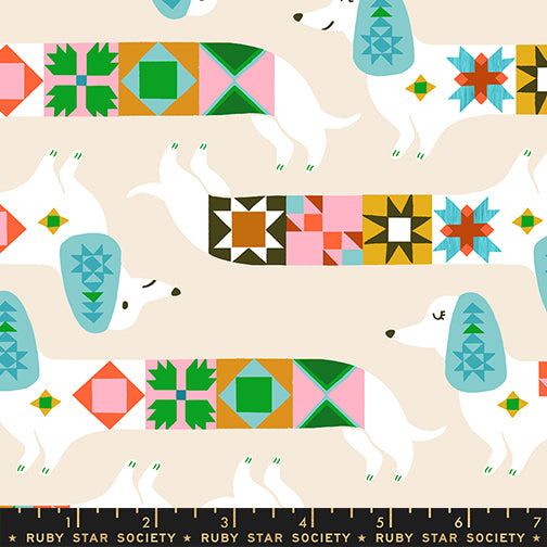 Dettaglio stampa tessuto cotone americano panna Ruby Star Society Quilty Dogs Shell con stampe pop di cani bassotti patchwork per cucito.
