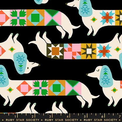 Dettaglio stampa tessuto cotone americano nero Ruby Star Society Quilty Dogs Black con stampe pop-art all-over di cani bassotti patchwork per cucito