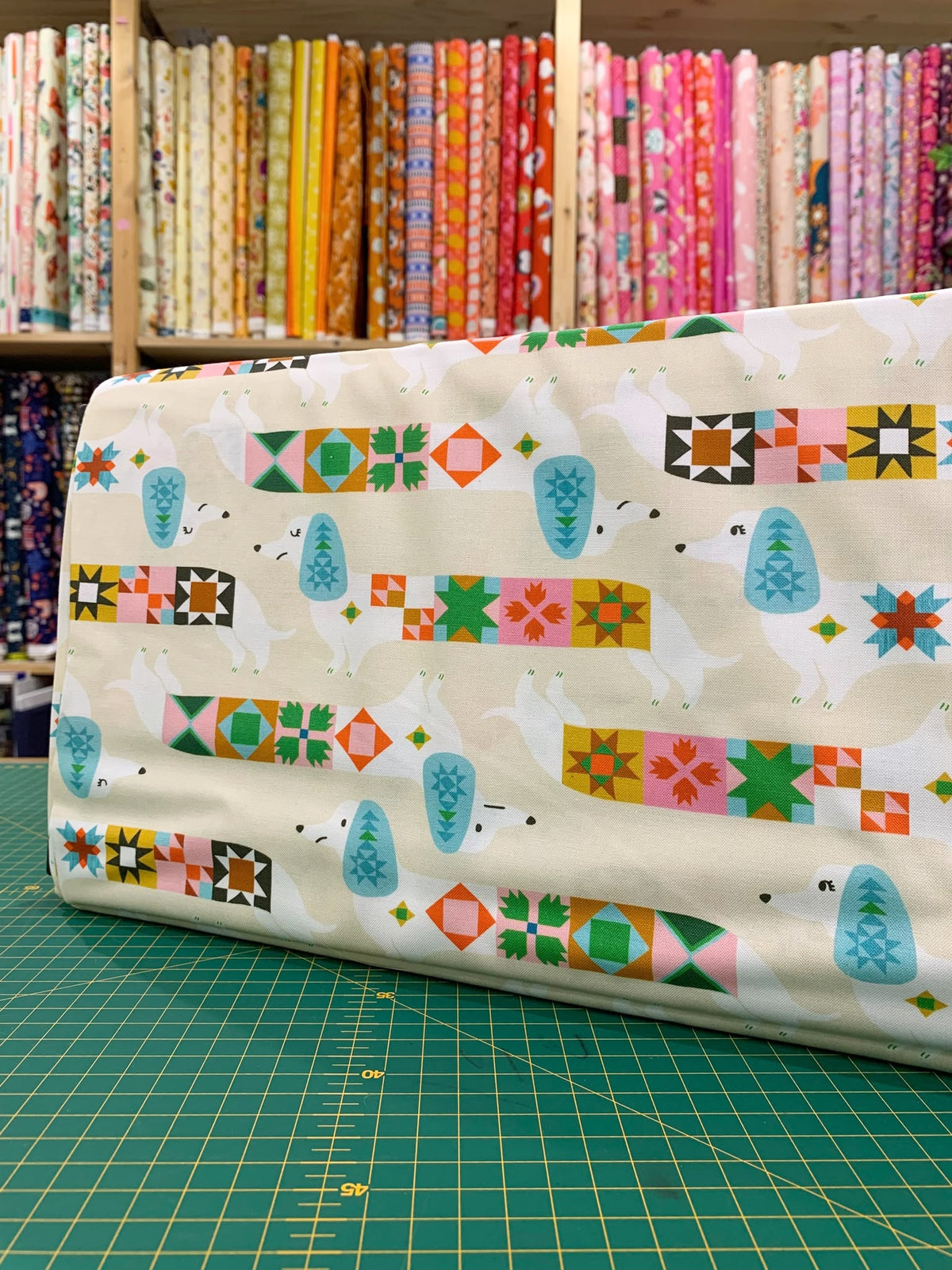 Cotone Americano 1-800-Notion Quilty Dogs Shell - Bassotti Patchwork Ecru