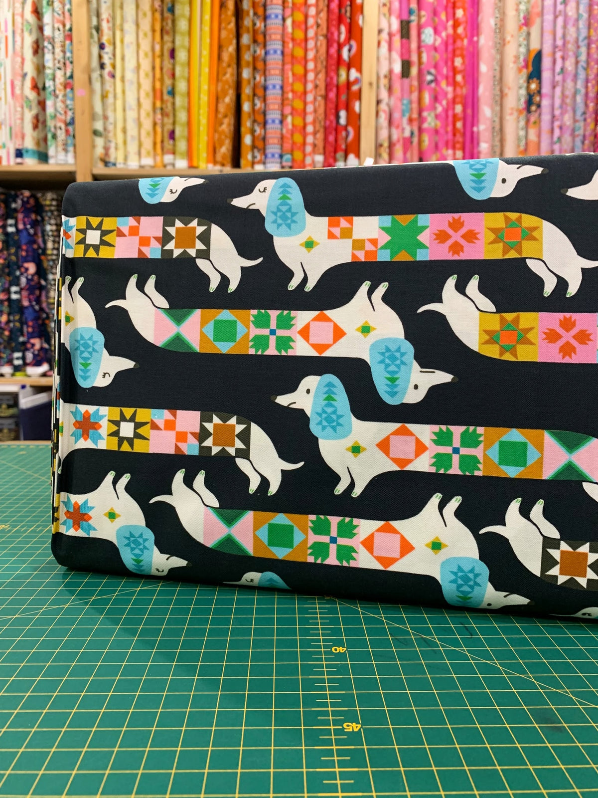 Cotone Americano 1-800-Notion Quilty Dogs Black- Bassotti Patchwork Nero