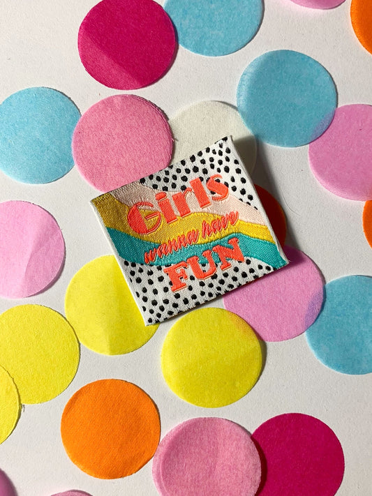 Etichetta ricamata Girls Wanna Have Fun